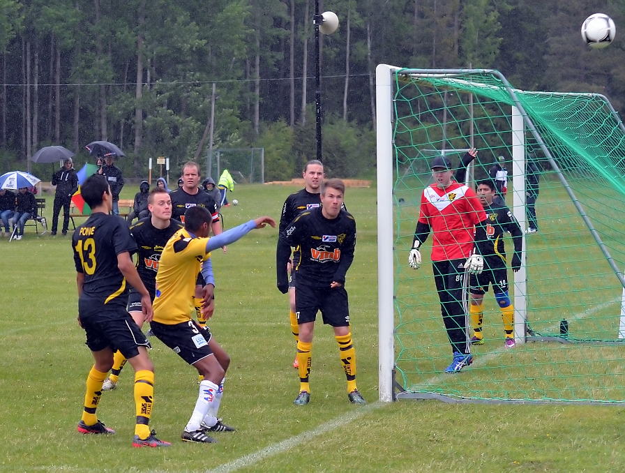2012_0602_05.JPG - En hörna för Södra som går bakom mål