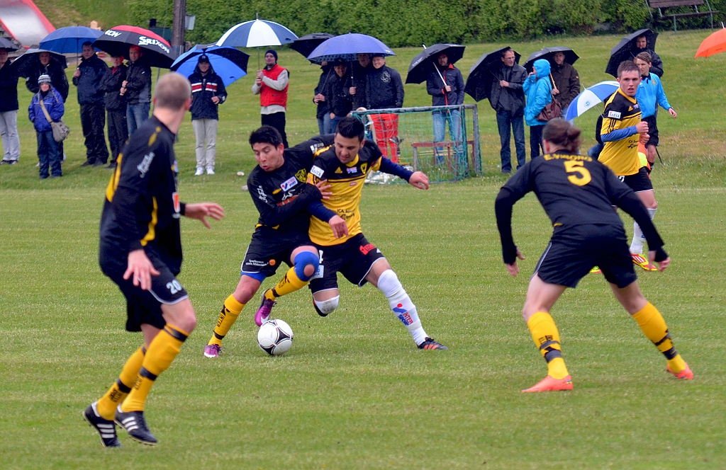 2012_0602_06.JPG - Mergim Bekaj och Erick Dominquez i hård kamp om bollen