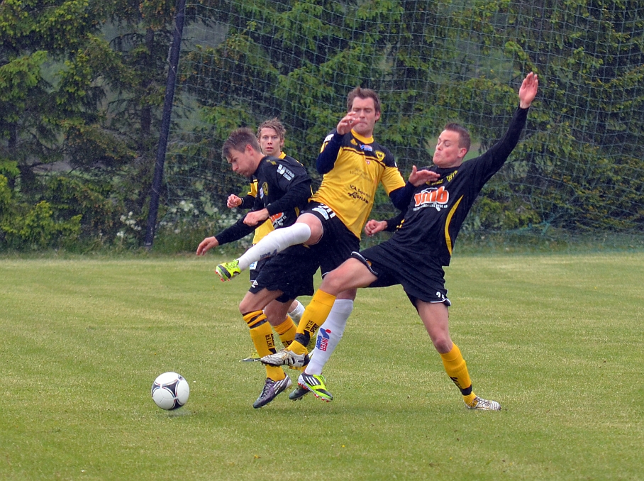 2012_0602_07.JPG - Medåkers Sebastian Fahlberg försöker att få stopp på Dennis Jansson