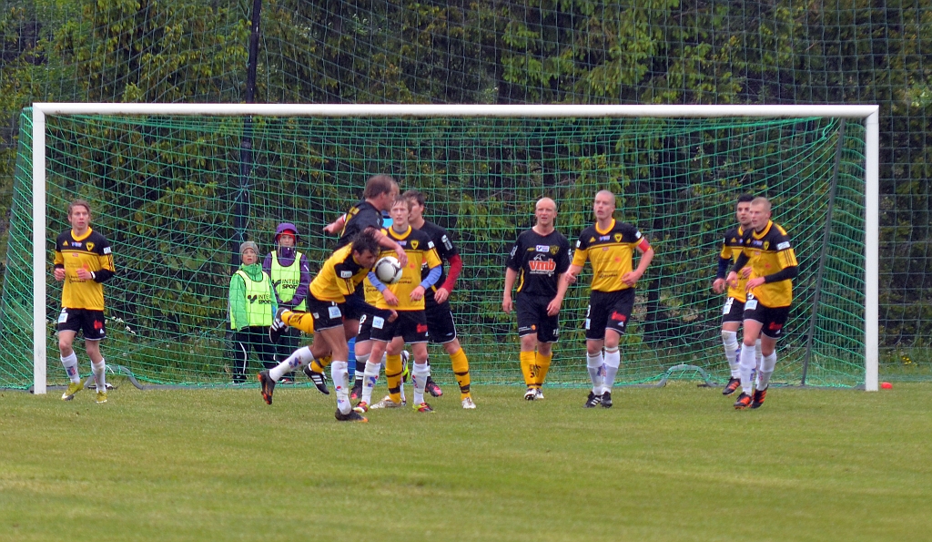 2012_0602_08.JPG - En hörna för medåker där Södra's försvar får undan bollen