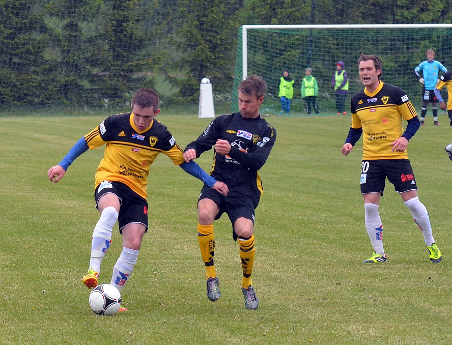 2012_0602_09.JPG - Brandon Wade försöker att få kontroll på bollen