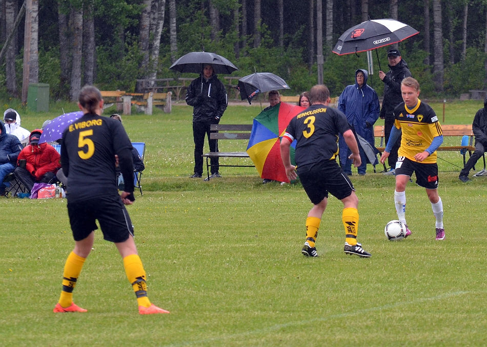 2012_0602_11.JPG - Dervis Grabus utmanar medåkers Johan Reinholdsson