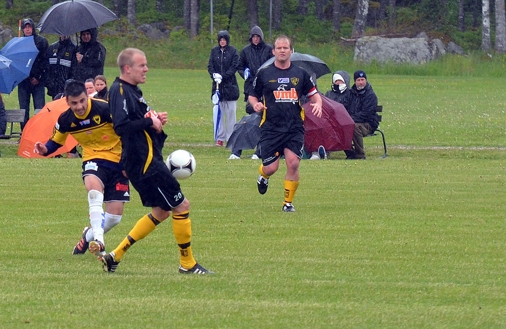 2012_0602_12.JPG - Södra's Mergim Bekaj skjuter ett välplacerat skott . . . .