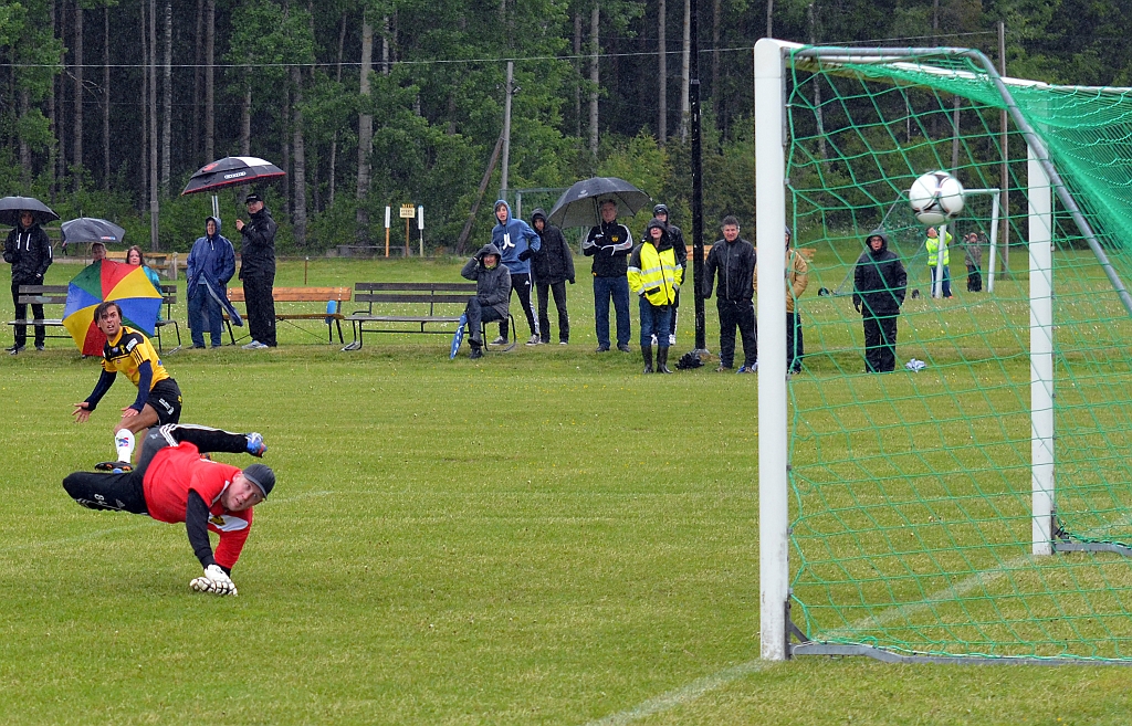 2012_0602_13.JPG - . . . . som går in i närheten av krysset, 1-0 till Södra