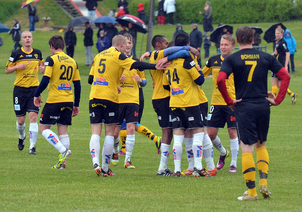 2012_0602_14.JPG - Glädje bland Södraspelarna efter ledningsmålet