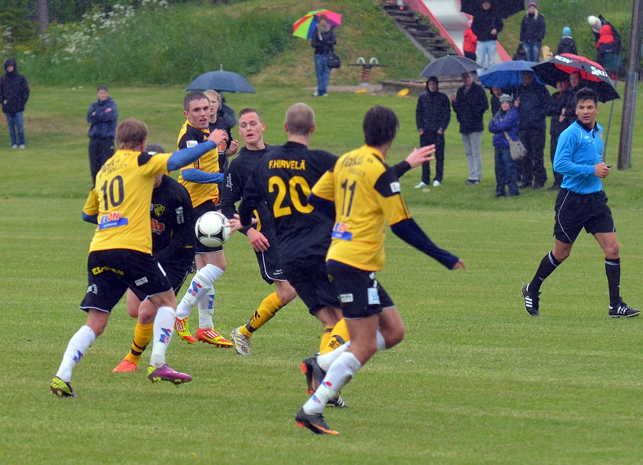 2012_0602_15.JPG - Det var mycket kämpatag i dag hos alla spelare, och trångt på mitten