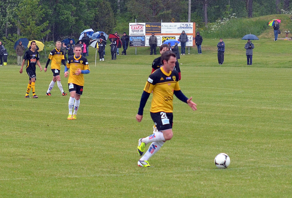 2012_0602_16.JPG - Dennis Jansson fick ett bra läge för skott, men bollen gick över målet