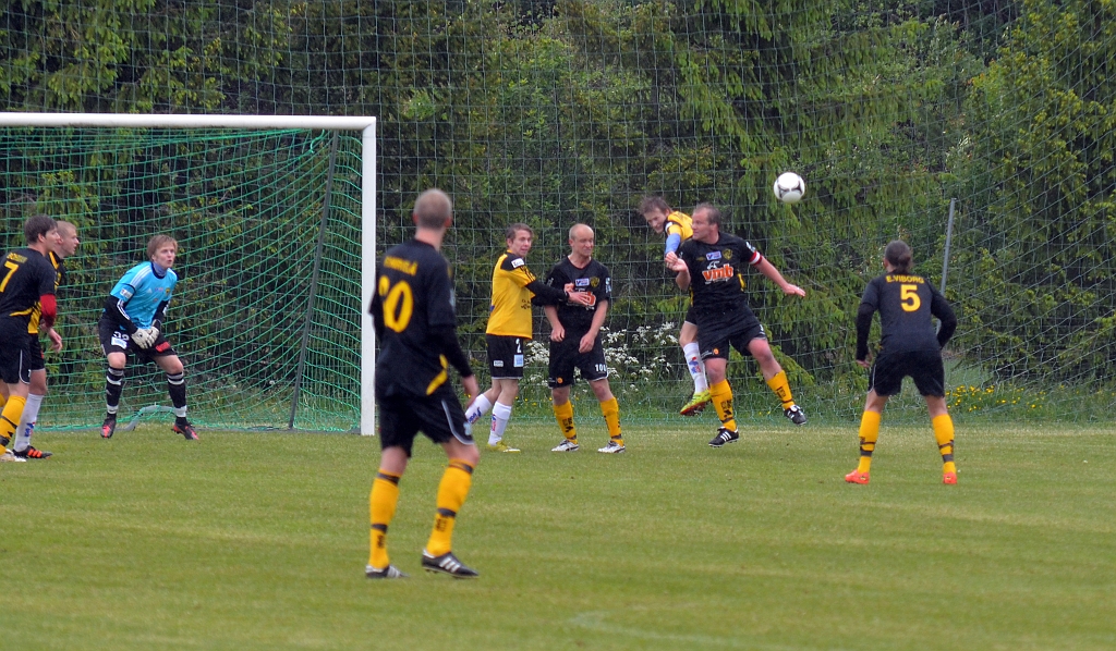 2012_0602_17.JPG - Medåker ligger på för ett avslut mot mål