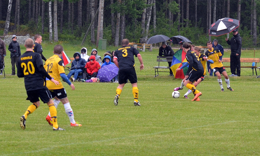 2012_0602_18.JPG - Dervis Grabus utmanar medåkers Emil Viborg