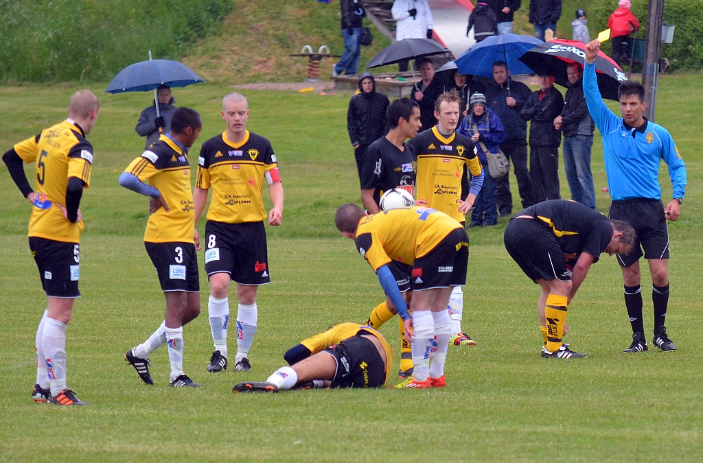 2012_0602_19.JPG - Medåkers Johan Reinholdsson drar på sig ett gult kort efter att han fällt Rio Babovic