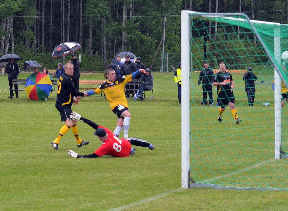2012_0602_20.JPG - Brandon Wade stöter bollen precis utanför stolpen efter ett inspel från kanten