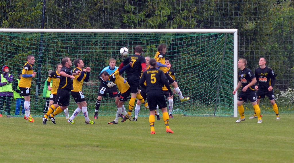 2012_0602_21.JPG - En hörna för medåker och Södra har problem med att få undan bollen . . . .