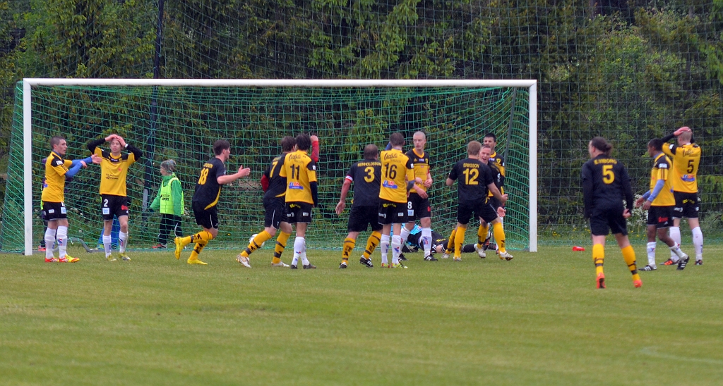 2012_0602_22.JPG - . . . . och Sebastian Fahlberg kan kvittera till 1-1 för Medåker