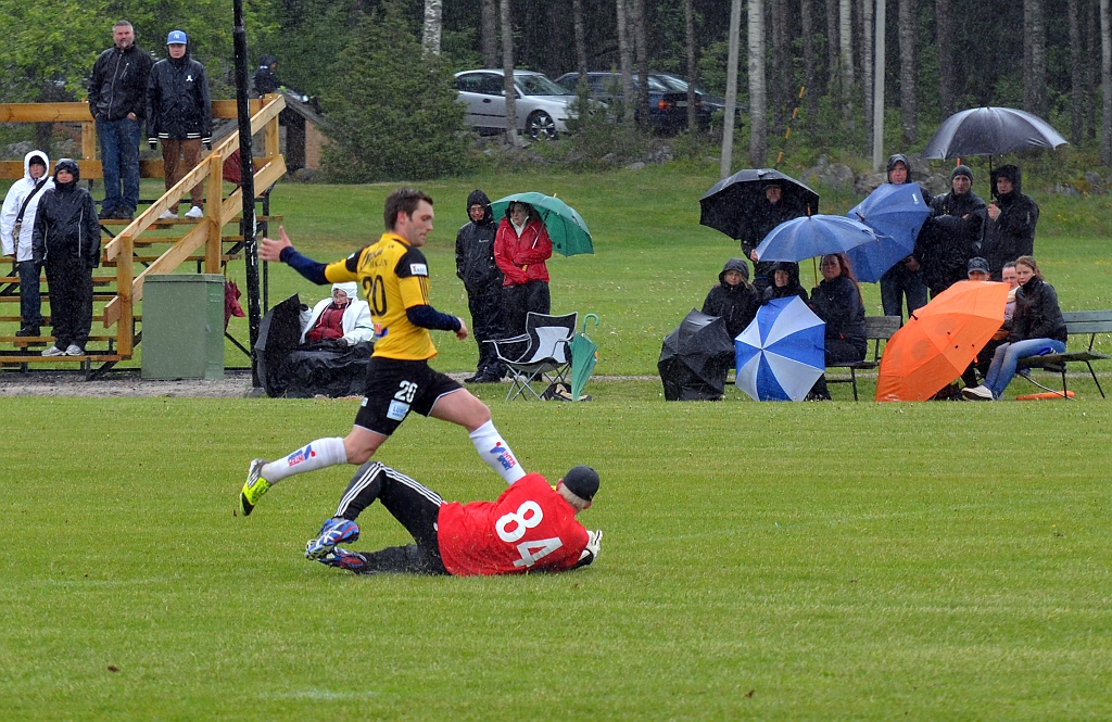 2012_0602_23.JPG - Medåkers målvakt Daniel Magnusson hinner ut och ta bollen före Dennis Jansson