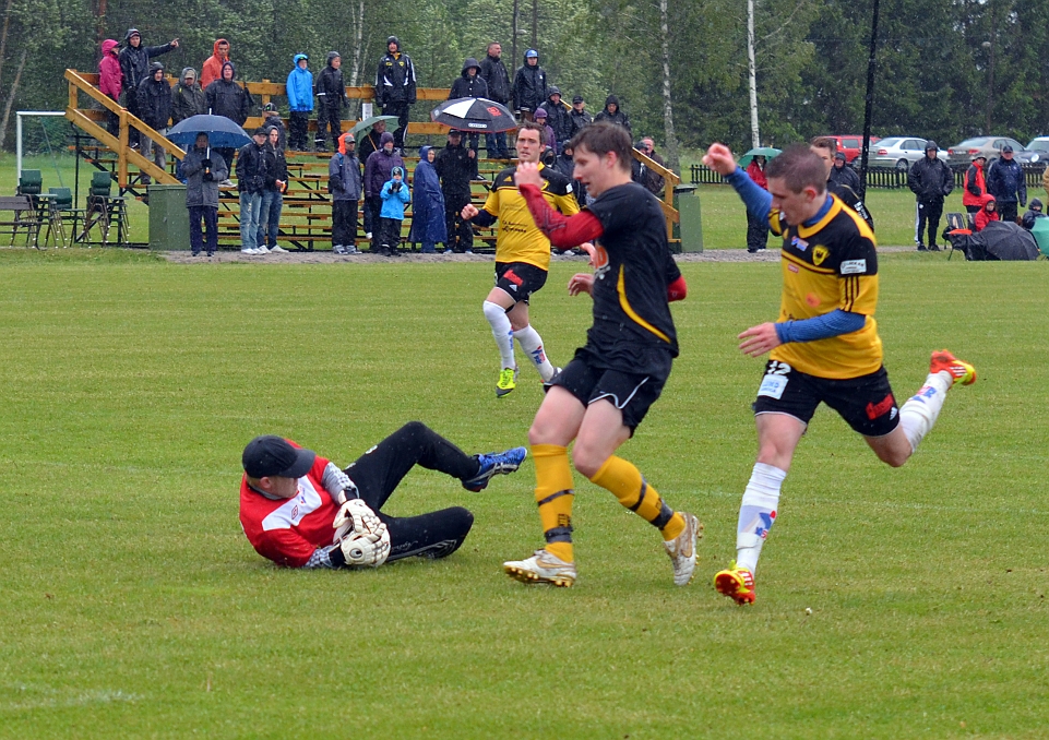 2012_0602_24.JPG - Södra går till anfall i början av 2:a halvlek, men Brandon Wade hinner inte riktig fram