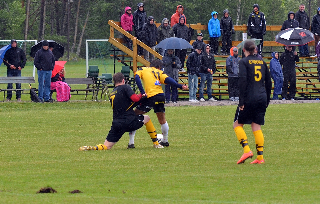 2012_0602_25.JPG - Rio Babovic försöker att komma loss från medåkers Jocke Bohman