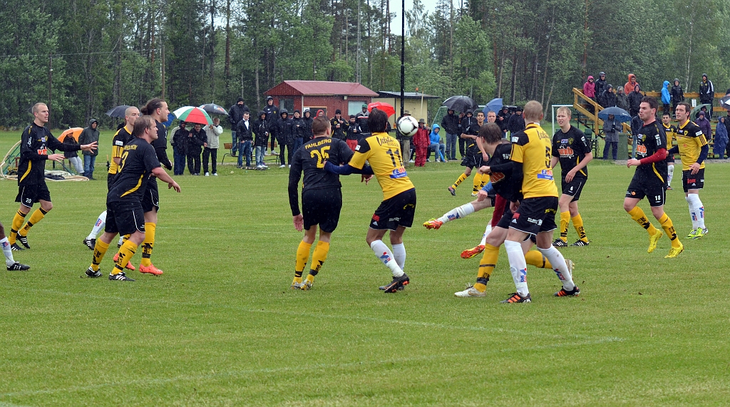 2012_0602_26.JPG - Brandon Wade (skymd) försöker få iväg ett skott mot mål