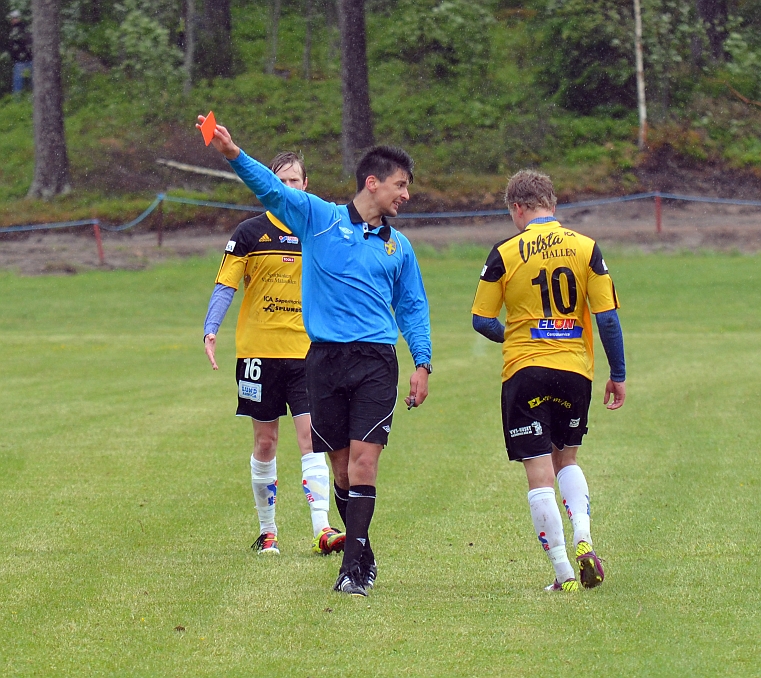 2012_0602_27.JPG - Ca. 15 min in på 2:a halvlek får Dervis Grabus sitt andra gula kort (=rött kort) och det är slutspelat för dagen