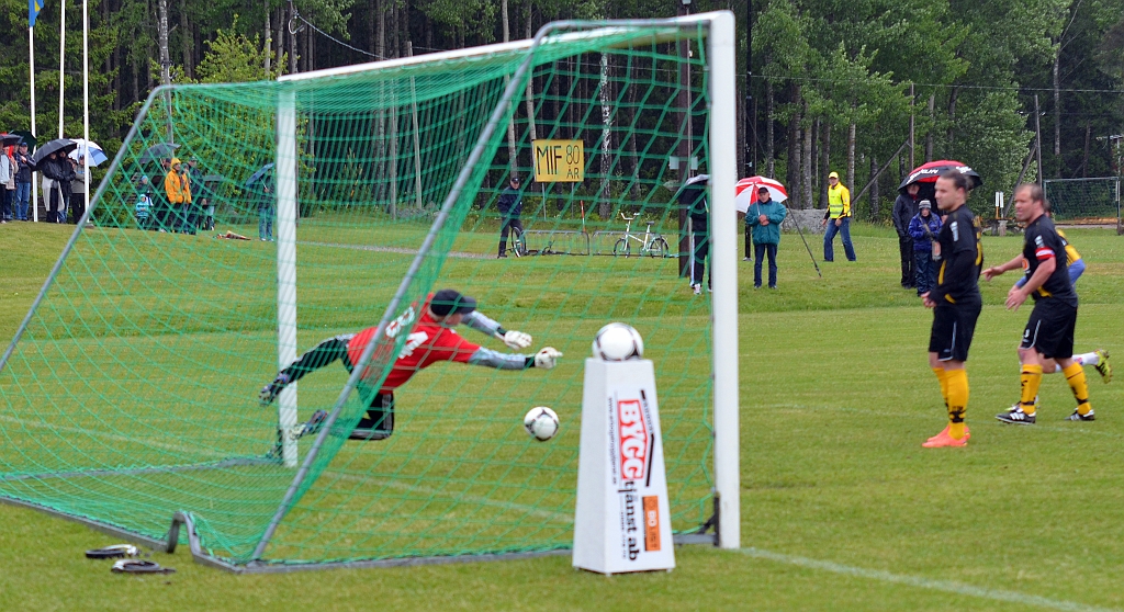 2012_0602_28.JPG - Medåkers målvakt Daniel Magnusson gör en reflexräddning på ett skott däe bollen ändrar riktning