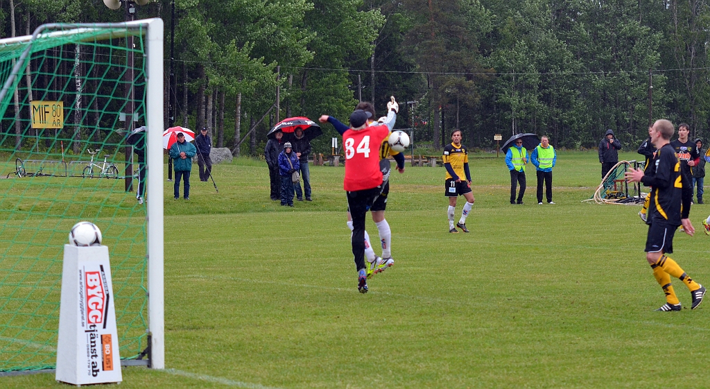 2012_0602_29.JPG - Daniel Magnusson gör återigen en räddning