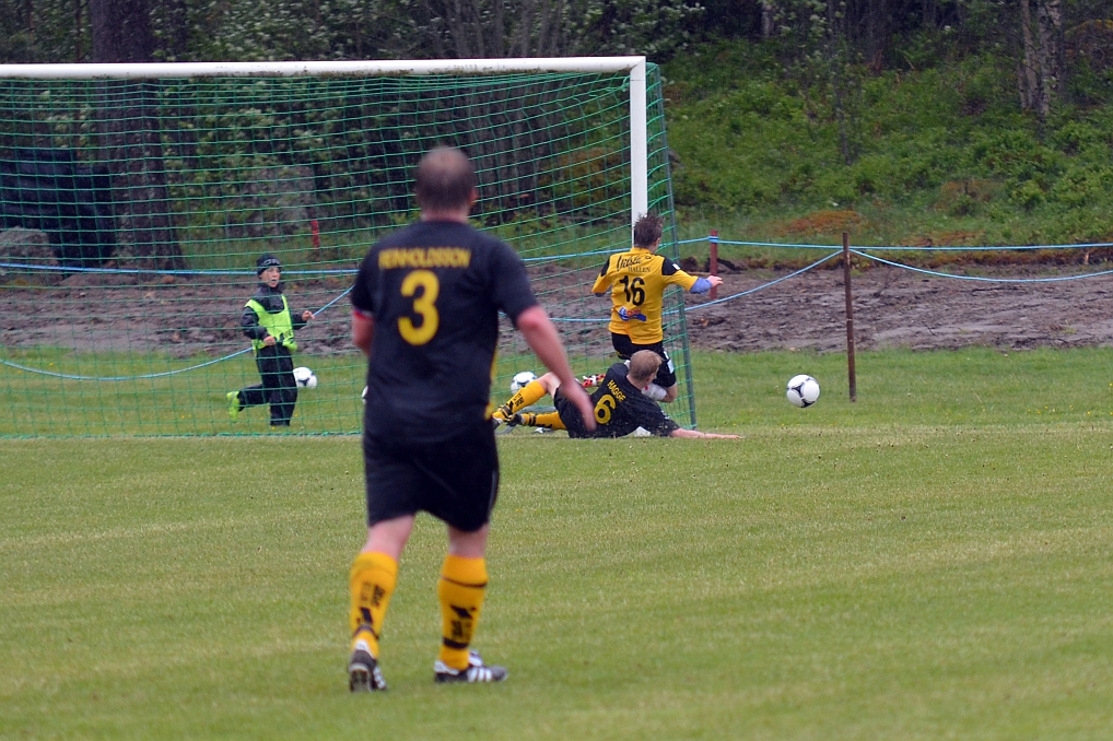 2012_0602_30.JPG - En farlig chans för medåker men Södra's Filip Haglind blir fälld och får frispark