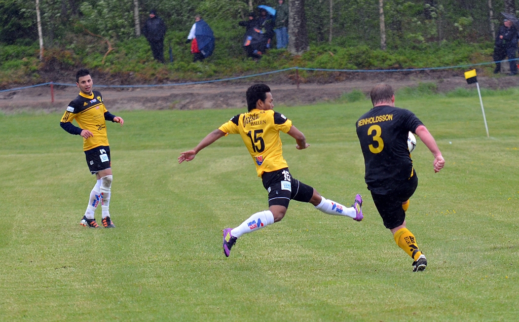 2012_0602_32.JPG - Medåkers Johan Reinholdsson spelar undan bollen och Södra's Mack Thachumphu försöker hindra detta