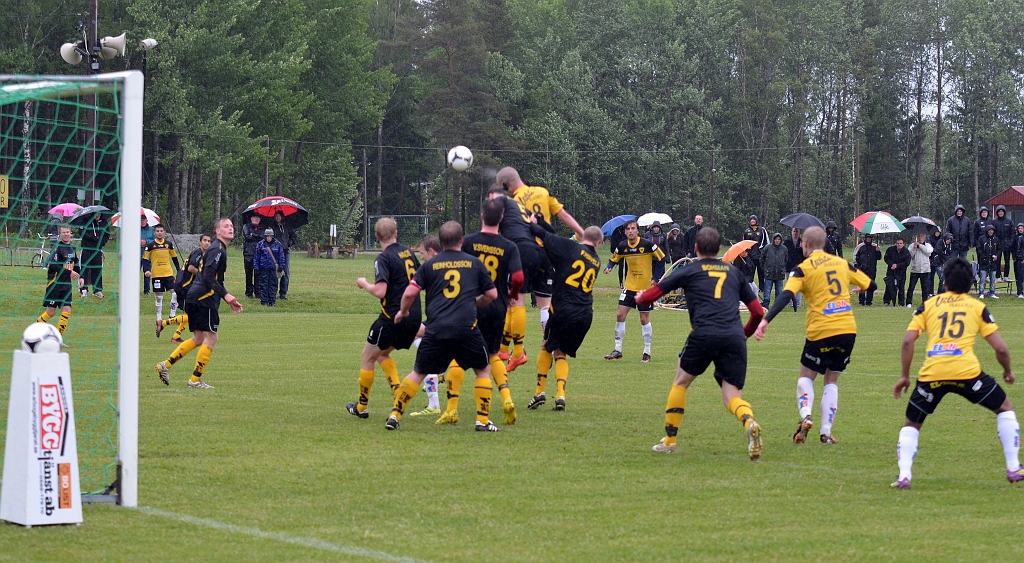 2012_0602_33.JPG - En hörna för Södra och Gustav Gustavsson nickar bollen precis över ribban