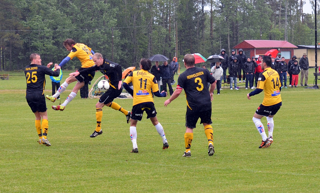 2012_0602_34.JPG - Nyrr försök från Södra men bollen stannar upp i medåkers backlinje