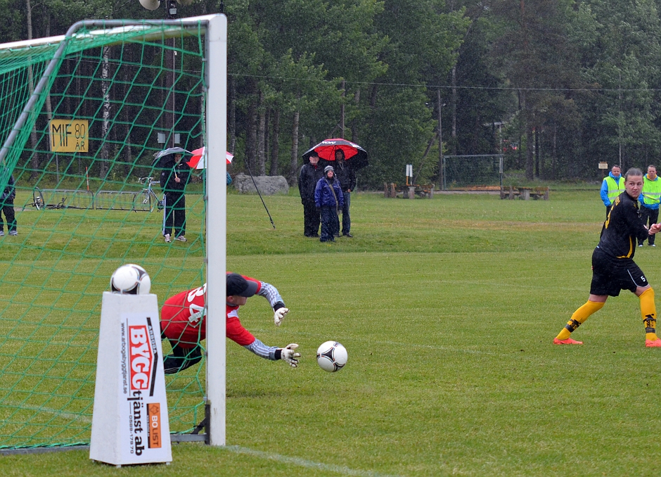 2012_0602_35.JPG - En frispark för Södra och medåkers målvakt Daniel Magnusson sträcker ut och tippar bollen . . . .