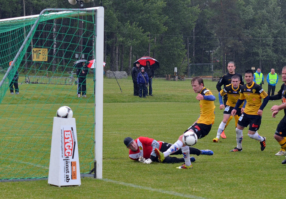 2012_0602_36.JPG - . . . . och Södra's Filip Haglind hinner inte fram på returen och bollen går ut längs kortlinjen