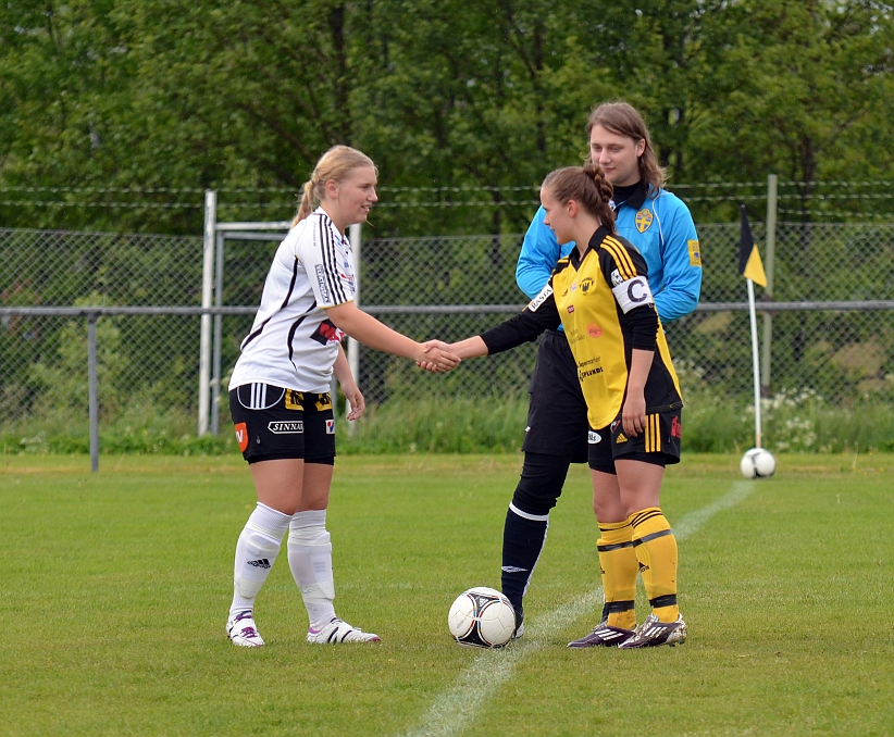 2012_0603_01.JPG - Lagkaptenerna hälsar på varandra