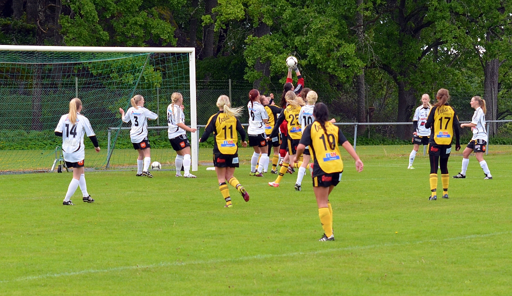 2012_0603_02.JPG - En hörna för Södra där BK30 målvakten går upp och skall ta bollen men tappar ner den . . . .