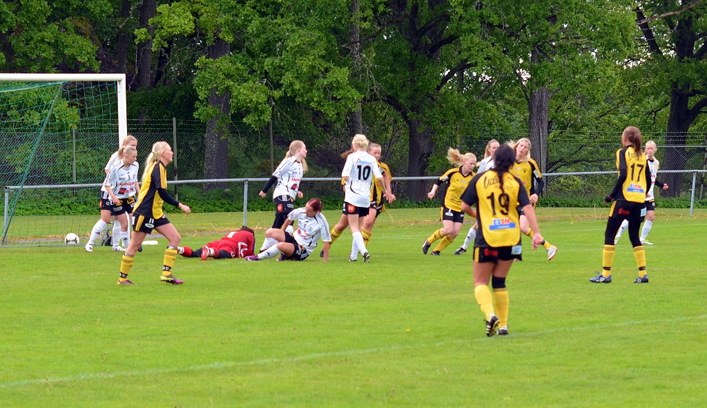 2012_0603_03.JPG - . . . . men hon får åter tag på bollen och reder ut situationen