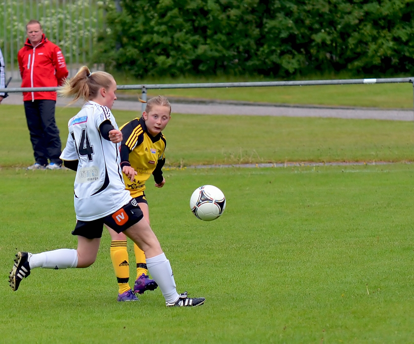 2012_0603_04.JPG - Malin Asp spelar undan bollen till inkast