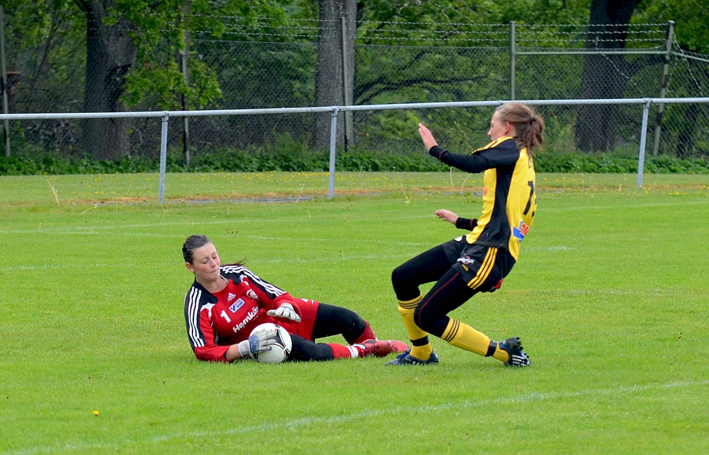 2012_0603_05.JPG - Linn Simonsson hinner inte fram innan målvakten tar hand om bollen