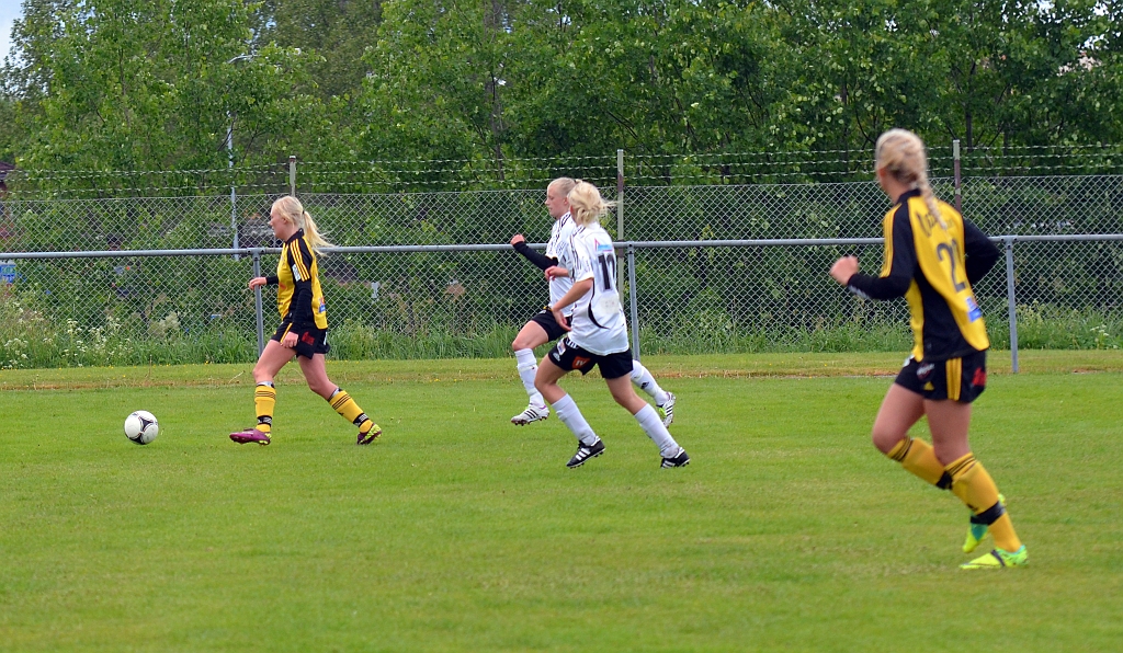 2012_0603_06.JPG - Elin Bergkvist sätter fart på kanten
