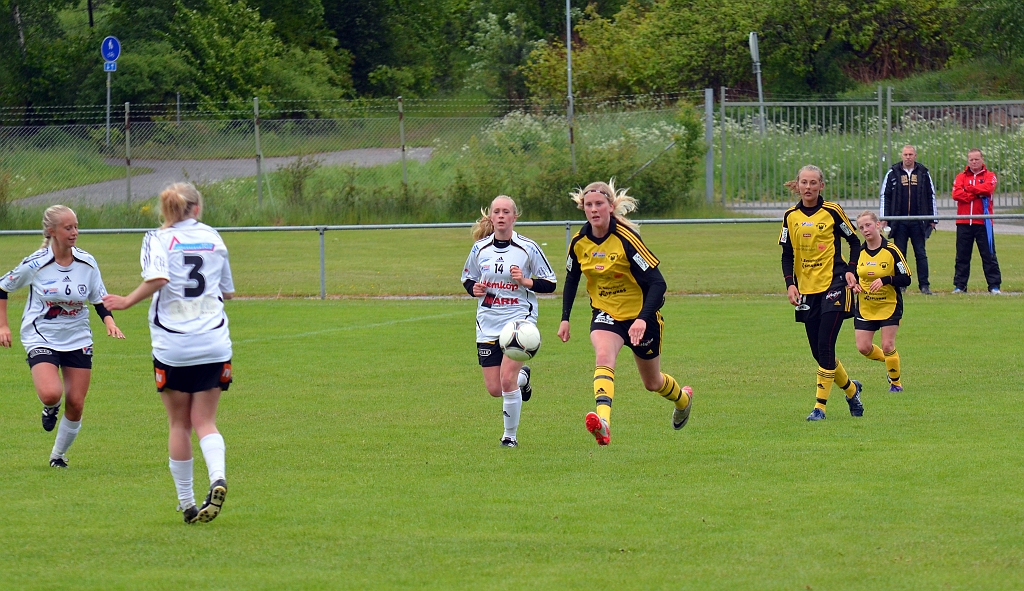 2012_0603_07.JPG - Jennifer Axelsson spelar upp bollen mot forwards efter kanten