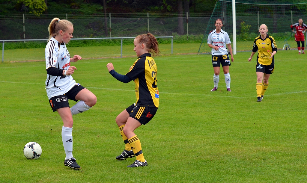 2012_0603_08.JPG - Amanda Hill pressar på mot BK30 backen