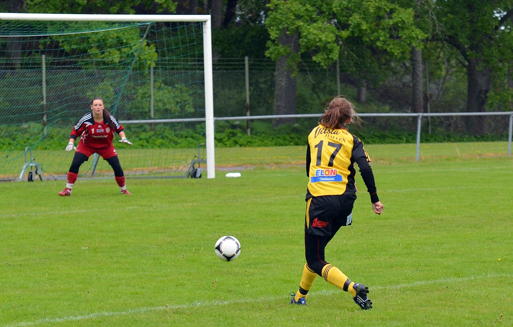 2012_0603_09.JPG - Linn Simonsson får ett bra läge för avslut, men skottet blev inte så lyckat