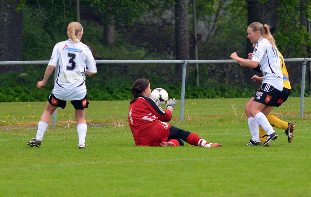 2012_0603_11.JPG - BK30 målvakten räddar ett kantskott till hörna . . . .