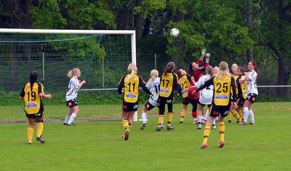 2012_0603_12.JPG - . . . . hörnan slås och bollen studsar via målvakten och är på väg framför målet . . . .