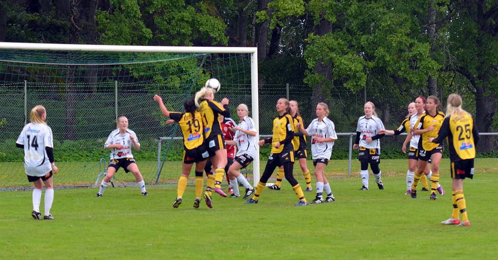 2012_0603_13.JPG - . . . . Elin Bergkvist nickar bollen mot mållinjen . . . .