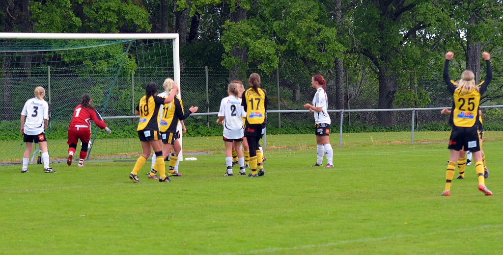 2012_0603_14.JPG - . . . . skymd bakom skarvar Amanda Hill in bollen i mål, 1-0 till Södra
