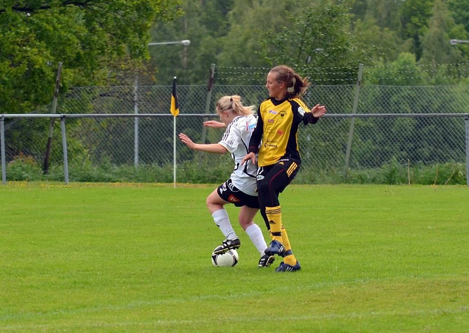 2012_0603_15.JPG - Linn Simonsson pressar BK30 backen till ett misstag . . . .