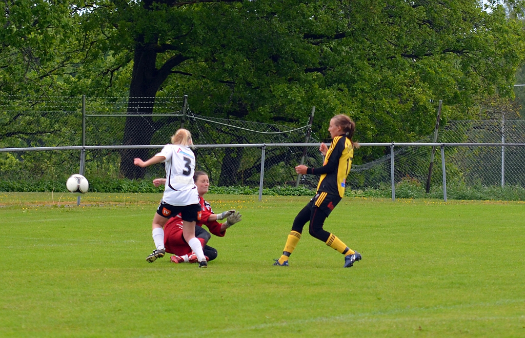 2012_0603_16.JPG - . . . . får friläge framför målvakten, men bollen tar på målvakten och går till hörna