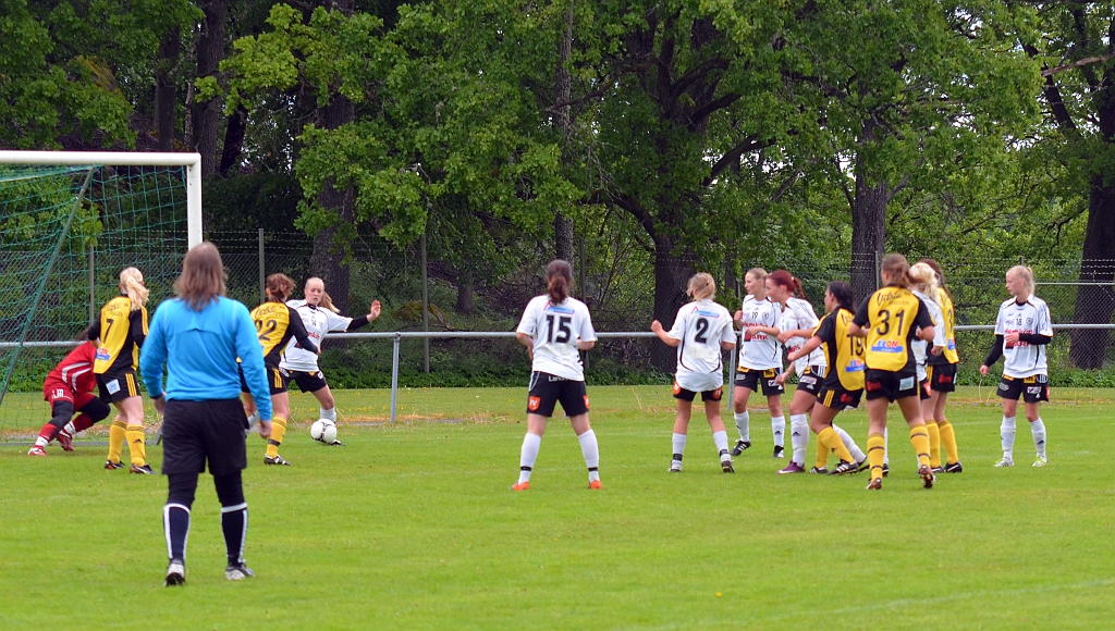 2012_0603_17.JPG - Amanda Lund skjuter från halvdistans mot mål . . . .