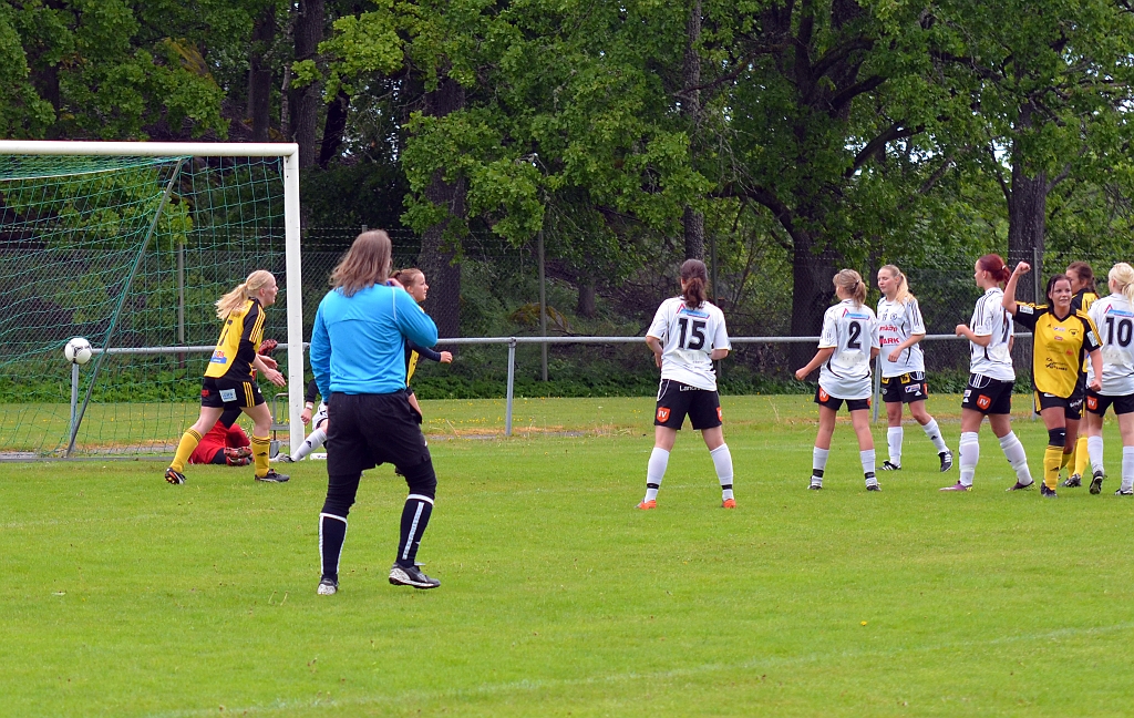 2012_0603_18.JPG - . . . . och bollen går rätt in i nätmaskorna, 2-0 till Södra genom Amanda Lund