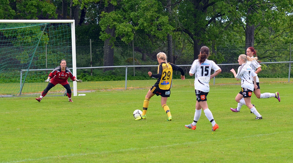 2012_0603_20.JPG - Sofie Olsson kommer i friläge med målvakten  . . .