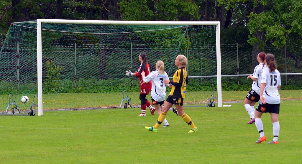 2012_0603_21.JPG - . . . . och gör inget misstag, utan trycker upp bollen i nättaket, 3-0 till Södra
