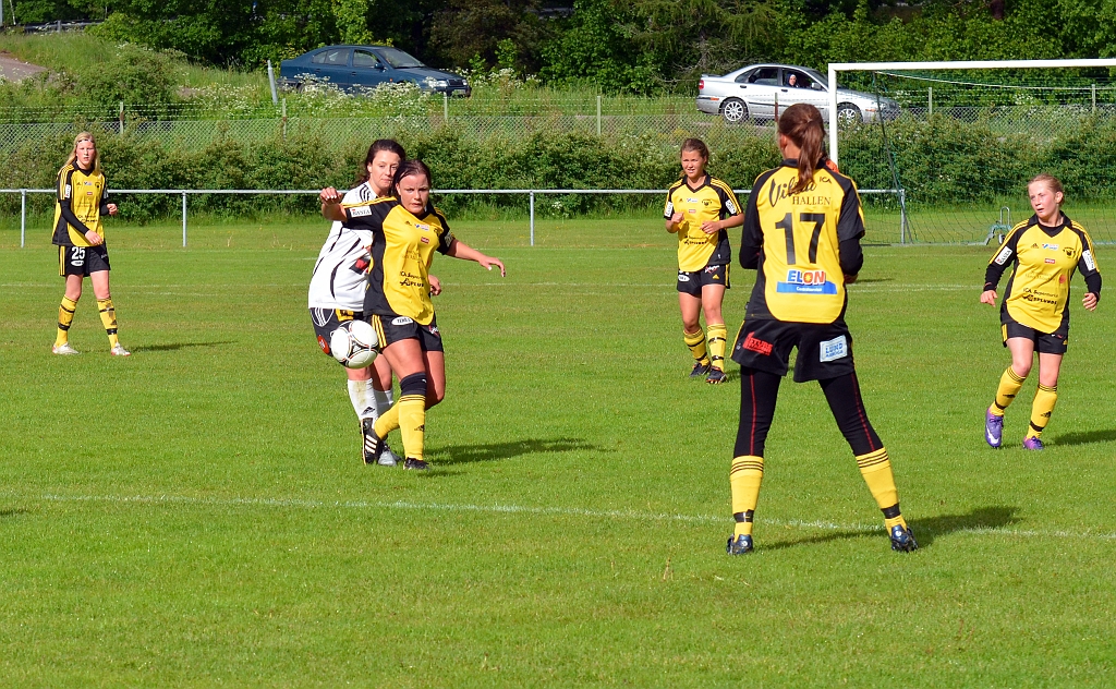 2012_0603_22.JPG - Amanda Lund spelar undan bollen på mitten av plan